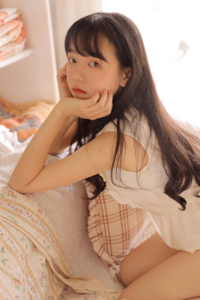 老头边吃奶边弄进去呻吟